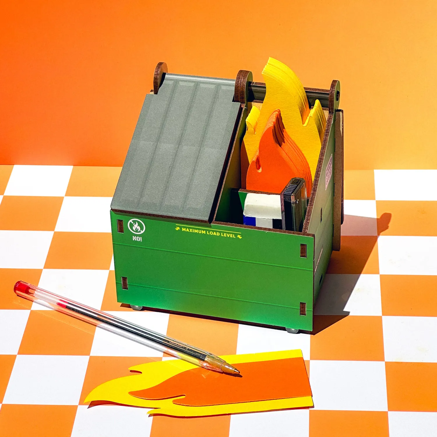 Fred Dumpster Fire Duo skrivebordssæt 3 dele med flammenoter