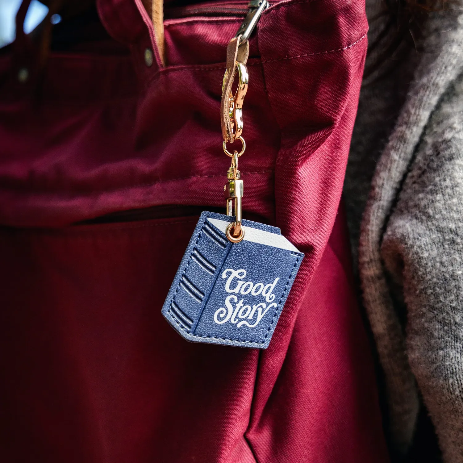 Fred Little Charmer Book charm bog AirTag-lomme