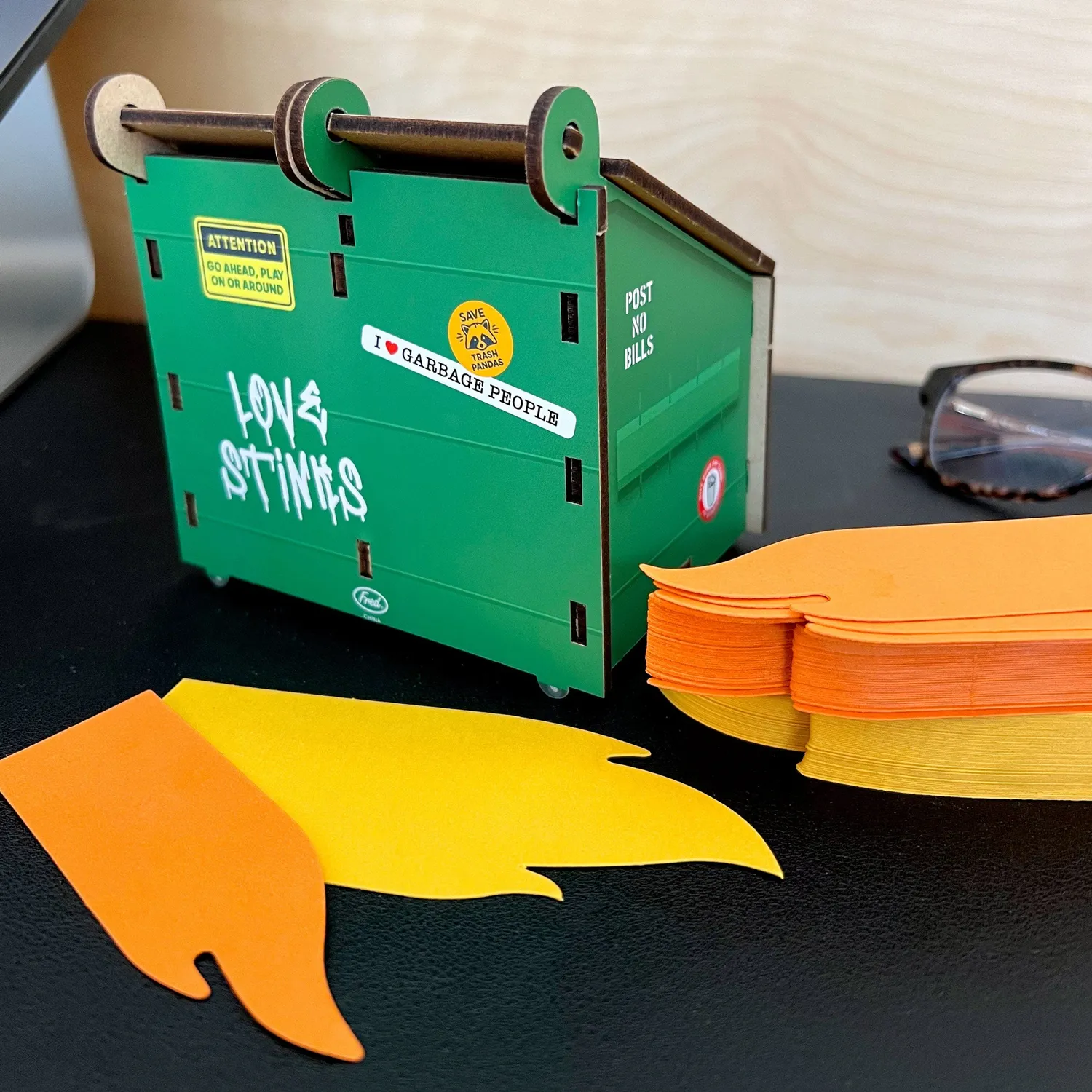 Fred Desk Dumpster penneholder med noteskort 100 stk