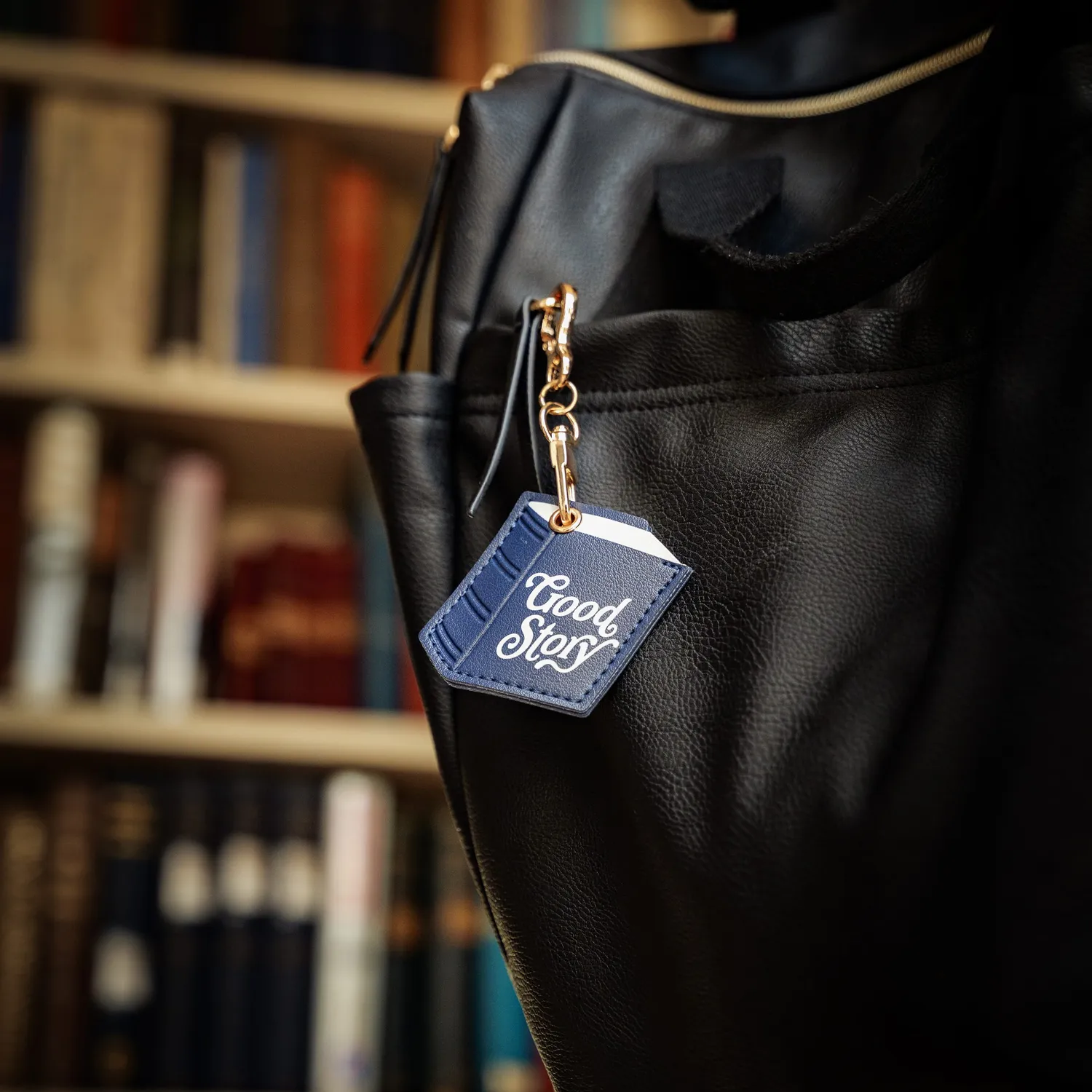 Fred Little Charmer Book charm bog AirTag-lomme